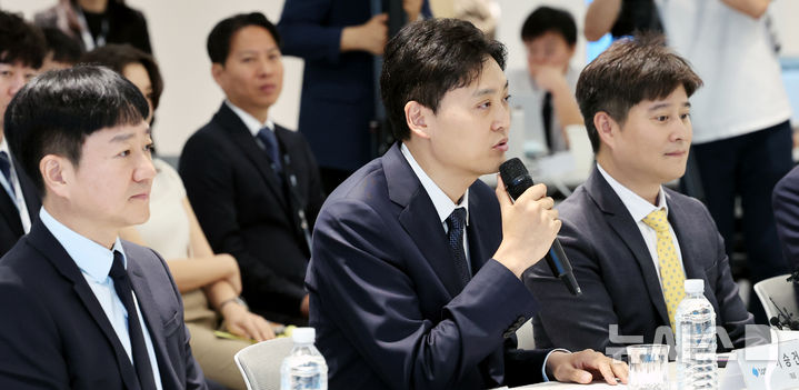 주민등록증 진위확인 확대 업무협약식, 인사말하는 이승건 토스 대표