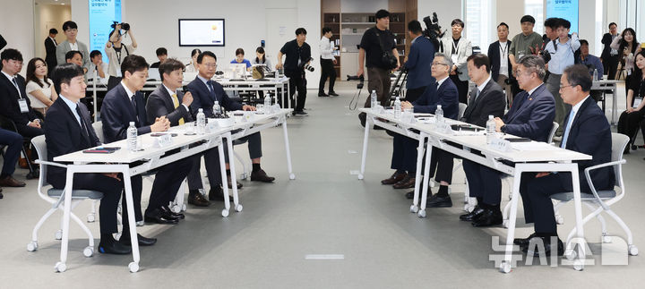 인사말하는 신원근 카카오페이 대표