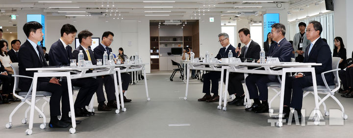 주민등록증 진위 확인 확대 업무협약식, 인사말하는 이찬진 금감원장