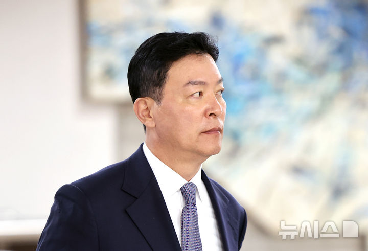 [서울=뉴시스] 김금보 기자 = 김성훈 전 경호차장이 지난 7월9일 오전 서울 서초구 서울중앙지방법원에서 '윤석열 전 대통령 체포방해 혐의' 1심 선고 공판에 출석하고 있는 모습. 2026.07.09. kgb@newsis.com