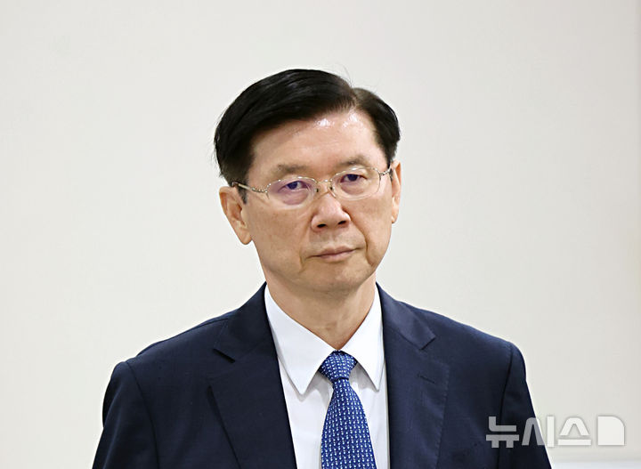 [서울=뉴시스] 김금보 기자 = 윤석열 전 대통령에 대한 고위공직자범죄수사처(공수처)의 체포영장 집행을 방해한 혐의로 재판에 넘겨진 박종준 전 대통령경호처장이 1심에서 징역 4년을 선고받았다. 사진은 박 전 처장이 9일 오전 서울 서초구 서울중앙지방법원에서 '윤석열 전 대통령 체포방해 혐의' 1심 선고 공판에 출석하는 모습. 2026.07.09. kgb@newsis.com