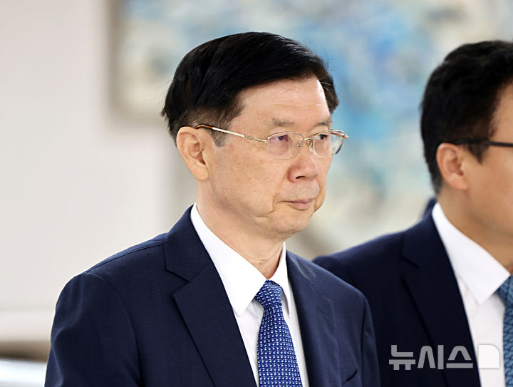 [서울=뉴시스] 김금보 기자 = 윤석열 전 대통령에 대한 고위공직자범죄수사처(공수처)의 체포영장 집행을 방해한 혐의로 기소된 박종준 전 대통령경호처장이 징역 4년을 선고받은 1심 판결에 불복해 항소했다. 사진은 박 전 처장이 지난 9일 오전 서울 서초구 서울중앙지방법원에서 '윤석열 전 대통령 체포방해 혐의' 1심 선고 공판에 출석하는 모습. 2026.07.15. kgb@newsis.com