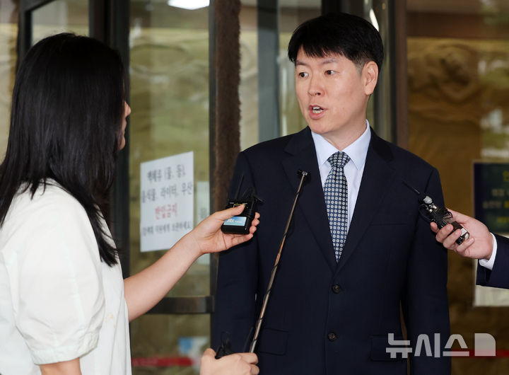 [서울=뉴시스] 이영환 기자 = 장준호(현 성남지청장) 전 내란특검 수사팀장이 9일 오후 서울 서초구 대법원에서 열린 윤석열 전 대통령 체포방해 사건 상고심 선고기일을 마친 후 취재진의 질문에 답하고 있다.대법원 3부(재판장 이흥구 대법관, 주심 이숙연 대법관)는 9일 윤 전 대통령의 특수공무집행방해, 직권남용 권리행사방해 등 혐의 상고심에서 징역 7년을 선고한 원심을 확정했다. 2026.07.09. 20hwan@newsis.com