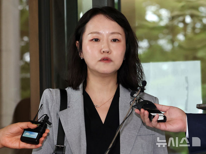 [서울=뉴시스] 이영환 기자 = 윤석열 전 대통령측 변호인 유정화 변호사가 9일 오후 서울 서초구 대법원에서 열린 윤석열 전 대통령 체포방해 사건 상고심 선고기일을 마친 후 입장을 전하고 있다.대법원 3부(재판장 이흥구 대법관, 주심 이숙연 대법관)는 9일 윤 전 대통령의 특수공무집행방해, 직권남용 권리행사방해 등 혐의 상고심에서 징역 7년을 선고한 원심을 확정했다. 2026.07.09. 20hwan@newsis.com