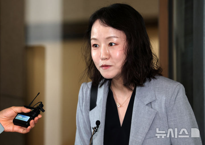 [서울=뉴시스] 이영환 기자 = 윤석열 전 대통령 측 변호인 유정화 변호사가 9일 오후 서울 서초구 대법원에서 열린 윤석열 전 대통령 체포방해 사건 상고심 선고기일을 마친 후 입장을 전하고 있다. 대법원 3부(재판장 이흥구 대법관, 주심 이숙연 대법관)는 9일 윤 전 대통령의 특수공무집행방해, 직권남용 권리행사방해 등 혐의 상고심에서 징역 7년을 선고한 원심을 확정했다. 2026.07.09. 20hwan@newsis.com