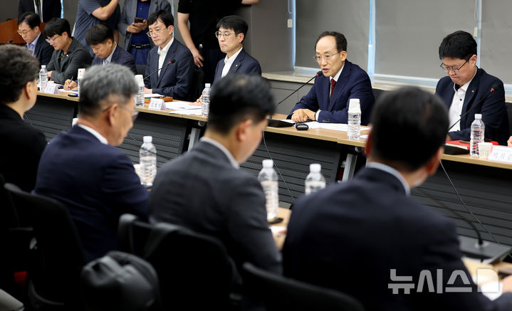 [대구=뉴시스] 이무열 기자 = 추경호 대구시장이 9일 대구 북구 대구시청 산격청사에서 열린 제1회 비상경제대책회의에서 발언하고 있다. 2026.07.09. lmy@newsis.com