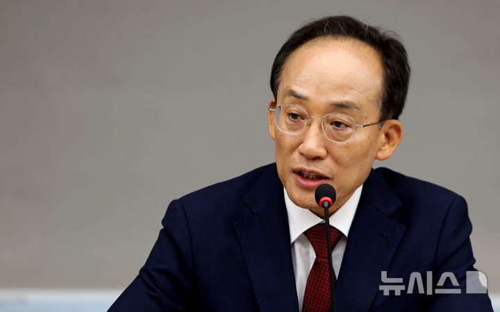 [대구=뉴시스] 이무열 기자 = 추경호 대구시장이 9일 대구 북구 대구시청 산격청사에서 열린 제1회 비상경제대책회의에서 발언하고 있다. 2026.07.09. lmy@newsis.com