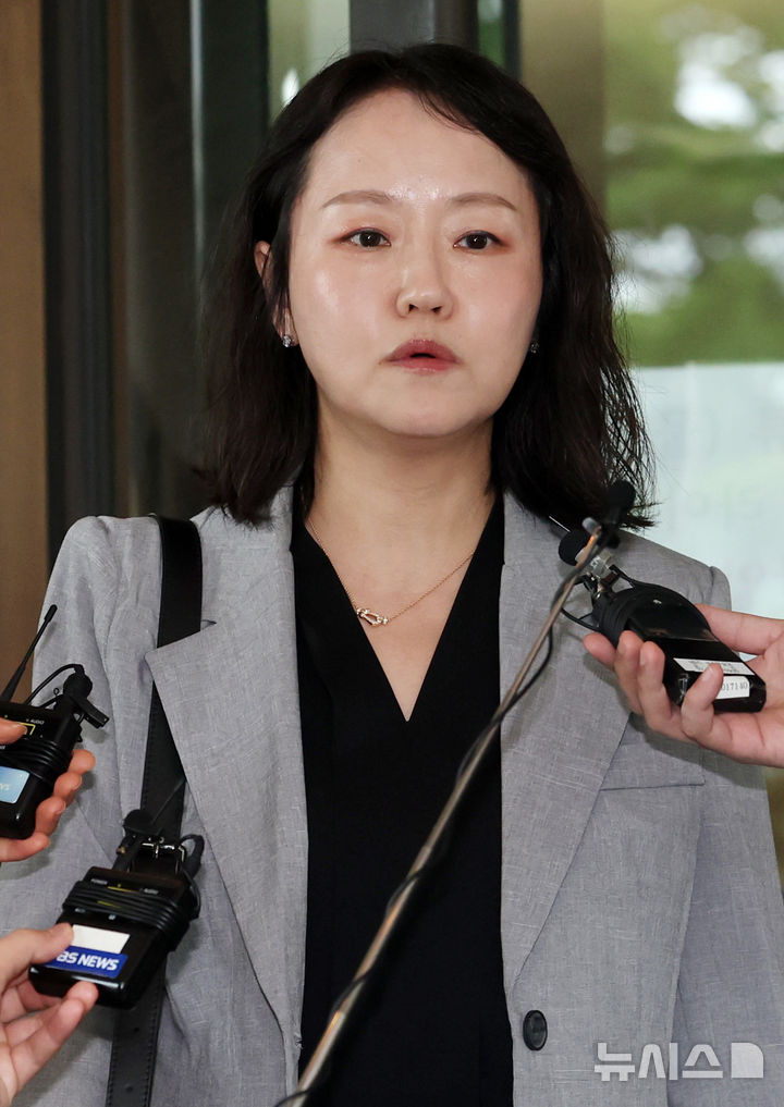 [서울=뉴시스] 이영환 기자 = 윤석열 전 대통령측 변호인 유정화 변호사가 9일 오후 서울 서초구 대법원에서 열린 윤석열 전 대통령 체포방해 사건 상고심 선고기일을 마친 후 입장을 전하고 있다.대법원 3부(재판장 이흥구 대법관, 주심 이숙연 대법관)는 9일 윤 전 대통령의 특수공무집행방해, 직권남용 권리행사방해 등 혐의 상고심에서 징역 7년을 선고한 원심을 확정했다. 2026.07.09. 20hwan@newsis.com