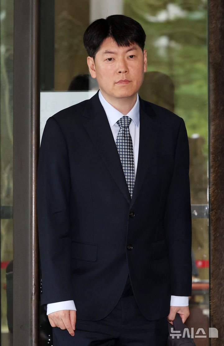 [서울=뉴시스] 이영환 기자 = 장준호(현 성남지청장) 전 내란특검 수사팀장이 9일 오후 서울 서초구 대법원에서 열린 윤석열 전 대통령 체포방해 사건 상고심 선고기일을 마친 후 이동하고 있다.대법원 3부(재판장 이흥구 대법관, 주심 이숙연 대법관)는 9일 윤 전 대통령의 특수공무집행방해, 직권남용 권리행사방해 등 혐의 상고심에서 징역 7년을 선고한 원심을 확정했다. 2026.07.09. 20hwan@newsis.com