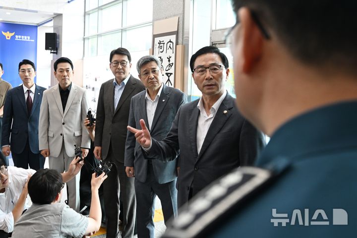 [전남광주] 이현행 기자 = 장동혁 국민의힘 대표를 비롯한 의원들이 9일 오후 전남광주통합특별시 광산구 광주경찰청을 방문, '장윤기 사건' 부실 수사 의혹과 관련해 김영근 광주경찰청장과 면담을 요구하고 있다. 2026.07.09. lhh@newsis.com