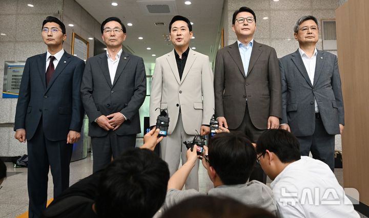 [전남광주] 이현행 기자 = 장동혁 국민의힘 대표를 비롯한 의원들이 9일 오후 '장윤기 사건'과 관련해 광주경찰청을 항의 방문했으나, 김영근 광주청장과의 면담이 무산되자 입장을 밝히고 있다. 2026.07.09. lhh@newsis.com