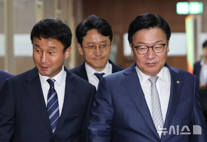 [서울=뉴시스] 김근수 기자 = 한병도(왼쪽) 더불어민주당 원내대표와 정점식 국민의힘 원내대표가 지난 9일 오후 서울 여의도 국회에서 국회의장 주재 여야 원내대표 회동을 마치고 밖으로 나서고 있다. 2026.07.09. ks@newsis.com