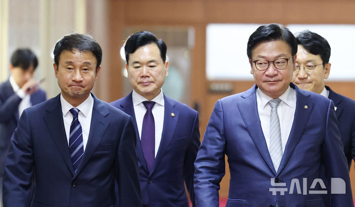 [서울=뉴시스] 김근수 기자 = 한병도(왼쪽) 더불어민주당 원내대표와 정점식 국민의힘 원내대표가 9일 오후 서울 여의도 국회에서 국회의장 주재 여야 원내대표 회동을 마치고 밖으로 나서고 있다. 2026.07.09. ks@newsis.com