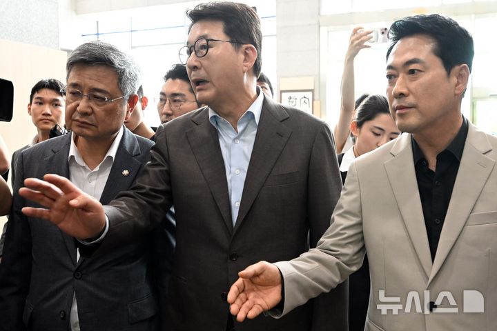 [전남광주] 이현행 기자 = 장동혁 국민의힘 대표(오른쪽)를 비롯한 의원들이 9일 오후 전남광주통합특별시 광산구 광주경찰청을 방문, '장윤기 사건' 부실 수사 의혹과 관련해 김영근 광주경찰청장과 면담을 요구하고 있다. 2026.07.09. lhh@newsis.com
