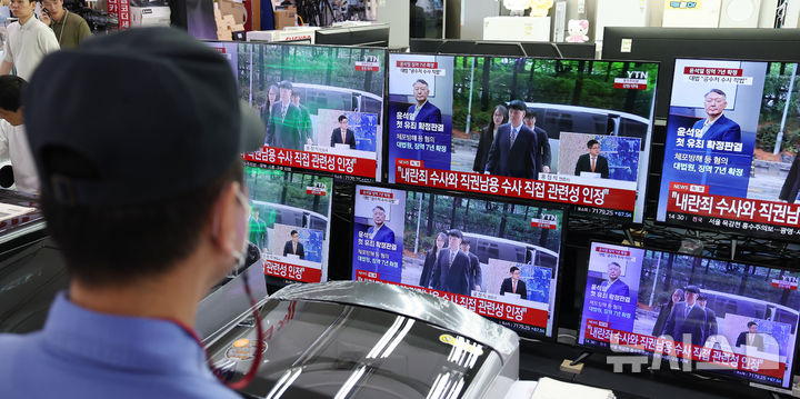 [서울=뉴시스] 김명년 기자 = 9일 오후 서울 용산구 용산전자상가 TV 매장에서 한 시민이 지난 12·3 비상계엄 이후 고위공직자범죄수사처의 체포영장 집행을 방해한 혐의 등으로 기소된 윤석열 전 대통령에 대한 대법원의 징역 7년 확정 판결 뉴스를 지켜보고 있다. 2026.07.09. kmn@newsis.com