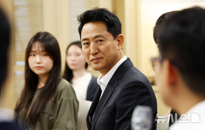 [서울=뉴시스] 전신 기자 = 오세훈 서울시장이 9일 서울 마포구 DMC 산학협력연구센터에서 열린 AI·XR 신산업 분야 청년 인재 현장간담회에서 참석자들의 발언을 듣고 있다. 2026.07.09. photo1006@newsis.com