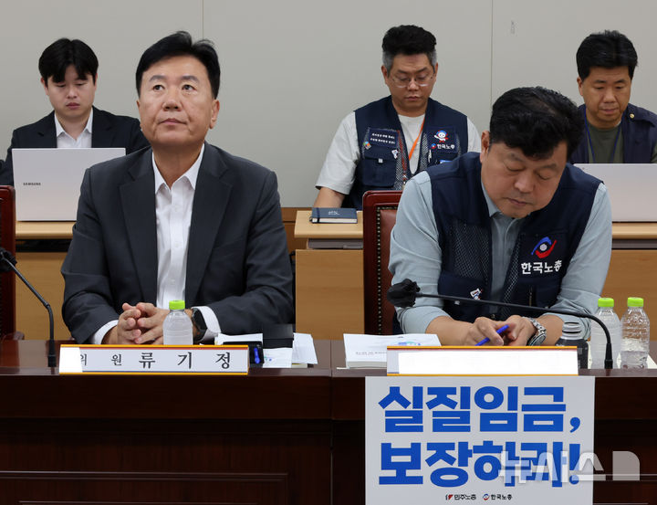[세종=뉴시스] 배훈식 기자 = 류기정(왼쪽) 최저임금위원회 사용자 위원과 류기섭 근로자 위원이 9일 오후 세종시 정부세종청사에서 열린 최저임금위 제13차 전원회의에서 나란히 앉아 다른 곳을 바라보고 있다. 2026.07.09. dahora83@newsis.com