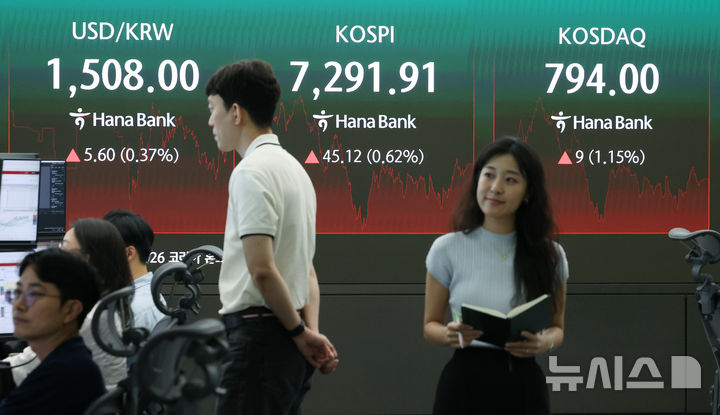 [서울=뉴시스] 김진아 기자 = 9일 서울 중구 하나은행 딜링룸에서 딜러들이 업무를 보고 있다. 코스피는 전 거래일 대비 45.12포인트(0.62%) 상승한 7291.91에, 코스닥 지수는 전 거래일 대비 9.00포인트(1.15%) 상승한 794.00로 마감했다. 2026.07.09. bluesoda@newsis.com