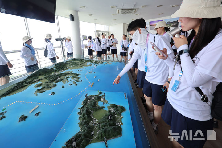 [백령도=뉴시스] 권창회 기자 = 2026 해양문화대장정에 참가한 대학생들이 9일 인천 옹진군 백령도 끝섬전망대를 찾아 둘러보고 있다. 해양수산부가 주최하고 한국해양재단이 주관하는 이번 '2026 해양문화대장정'은 대학생들에게 해양문화 탐방 기회를 제공해 해양에 대한 긍정적인 인식을 높이고, 해양문화에 대한 이해와 관심을 도모하기 위해 마련됐다. 8일부터 17일까지 9박10일 일정으로 진행된다. 2026.07.09. kch0523@newsis.com