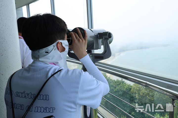 [백령도=뉴시스] 권창회 기자 = 2026 해양문화대장정에 참가한 대학생들이 9일 인천 옹진군 백령도 끝섬전망대를 찾아 둘러보고 있다. 해양수산부가 주최하고 한국해양재단이 주관하는 이번 '2026 해양문화대장정'은 대학생들에게 해양문화 탐방 기회를 제공해 해양에 대한 긍정적인 인식을 높이고, 해양문화에 대한 이해와 관심을 도모하기 위해 마련됐다. 8일부터 17일까지 9박10일 일정으로 진행된다. 2026.07.09. kch0523@newsis.com