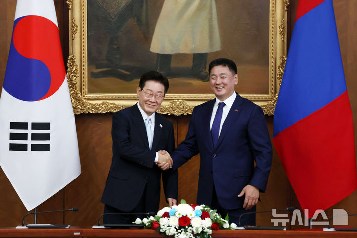 [울란바타르=뉴시스] 조성봉 기자 = 몽골을 국빈 방문한 이재명 대통령이 9일(현지 시간) 울란바타르 정부청사에서 열린 한-몽골 정상회담에서 오흐나 후렐수흐 대통령과 기념촬영을 하고 있다. 2026.07.09. suncho21@newsis.com