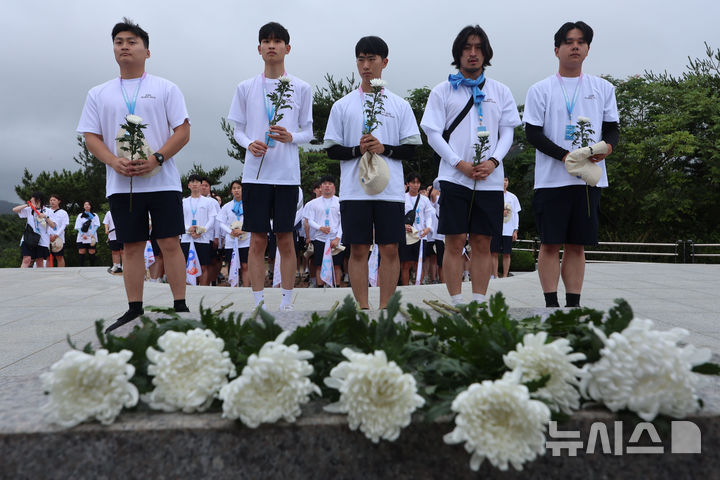 [백령도=뉴시스] 권창회 기자 = 2026 해양문화대장정에 참가한 대학생들이 9일 인천 옹진군 백령도 천안함 46용사 위령탑을 찾아 헌화하고 있다.&nbsp; 해양수산부가 주최하고 한국해양재단이 주관하는 이번 '2026 해양문화대장정'은 대학생들에게 해양문화 탐방 기회를 제공해 해양에 대한 긍정적인 인식을 높이고, 해양문화에 대한 이해와 관심을 도모하기 위해 마련됐다. 8일부터 17일까지 9박10일 일정으로 진행된다. 2026.07.09. kch0523@newsis.com