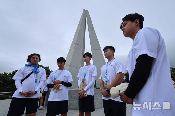 [백령도=뉴시스] 권창회 기자 = 2026 해양문화대장정에 참가한 대학생들이 9일 인천 옹진군 백령도 천안함 46용사 위령탑을 찾아 묵념한 뒤 소감을 밝히고 있다.&nbsp; 해양수산부가 주최하고 한국해양재단이 주관하는 이번 '2026 해양문화대장정'은 대학생들에게 해양문화 탐방 기회를 제공해 해양에 대한 긍정적인 인식을 높이고, 해양문화에 대한 이해와 관심을 도모하기 위해 마련됐다. 8일부터 17일까지 9박10일 일정으로 진행된다. 2026.07.09. kch0523@newsis.com