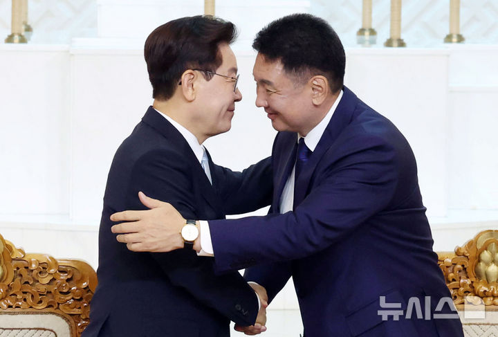 [울란바타르=뉴시스] 조성봉 기자 = 이재명 대통령과 오흐나 후렐수흐 몽골 대통령이 9일(현지 시간) 울란바타르 정부청사에서 열린 한-몽골 공동언론발표에서 악수하고 있다. 2026.07.09. suncho21@newsis.com