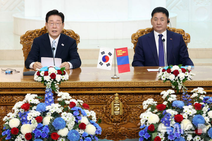 [울란바타르=뉴시스] 조성봉 기자 = 이재명 대통령과 오흐나 후렐수흐 몽골 대통령이 9일(현지 시간) 울란바타르 정부청사에서 한-몽골 공동언론발표를 하고 있다. 2026.07.09. suncho21@newsis.com