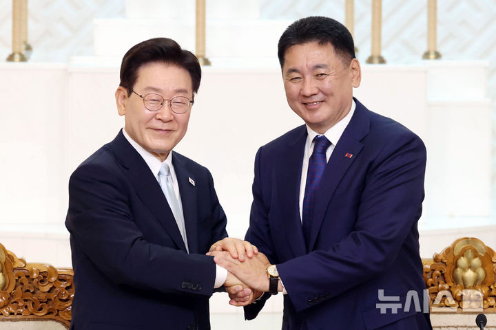 [울란바타르=뉴시스] 조성봉 기자 = 이재명 대통령과 오흐나 후렐수흐 몽골 대통령이 9일(현지 시간) 울란바타르 정부청사에서 열린 한-몽골 공동언론발표에서 악수하고 있다. 2026.07.09. suncho21@newsis.com