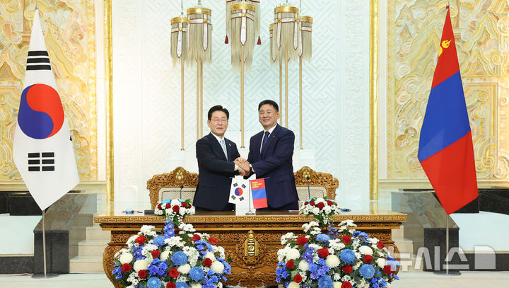 [울란바타르=뉴시스] 조성봉 기자 = 이재명 대통령과 오흐나 후렐수흐 몽골 대통령이 9일(현지 시간) 울란바타르 정부청사에서 열린 한-몽골 공동언론발표에서 악수하고 있다. 2026.07.09. suncho21@newsis.com