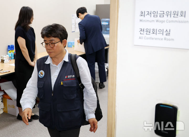 회의장 나서는 이미선 최저임금위 근로자 위원