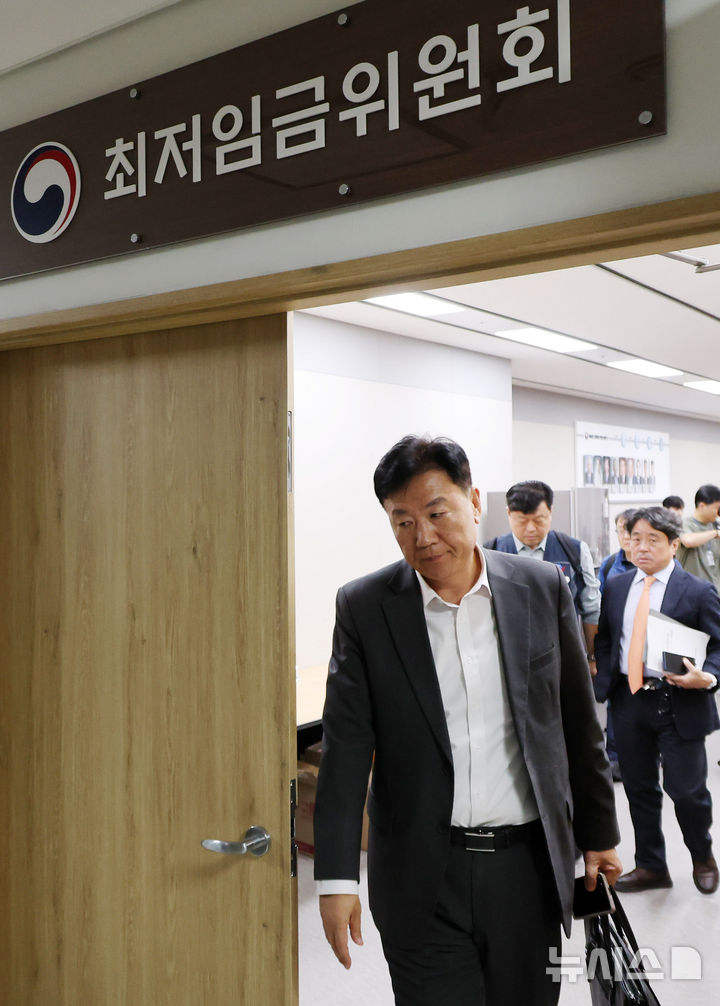 회의장 나서는 류기정 최저임금위 사용자 위원