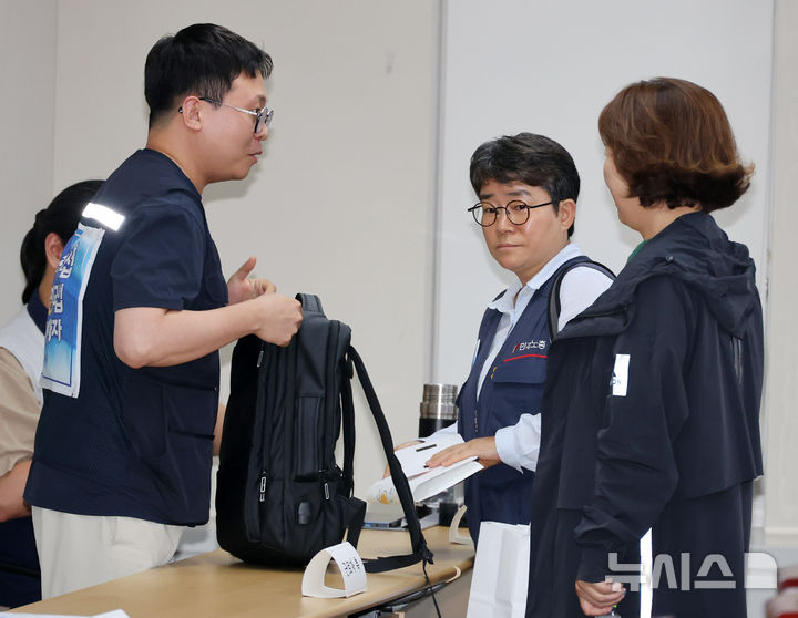 굳은 표정의 이미선 최저임금위 근로자 위원