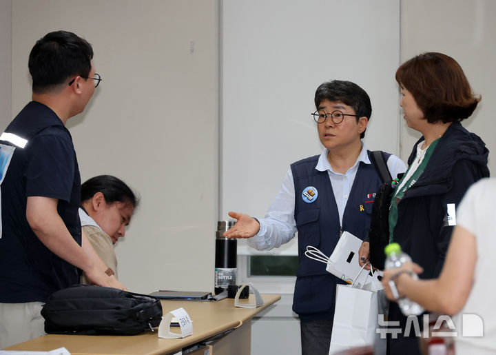대화하는 이미선 최저임금위 근로자 위원
