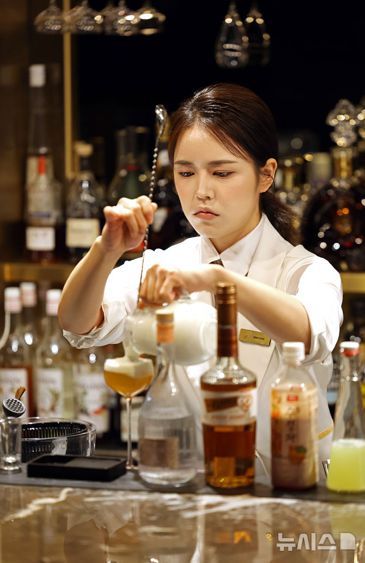 [서울=뉴시스] 김금보 기자 = 최수진 바텐더가 9일 서울 강남구 그랜드 머큐어 임피리얼 팰리스 서울 강남 호텔의 '더 바'에서 뉴시스와의 인터뷰에 앞서 코리안컵칵테일대회 프로리그 수상작 <피어오름>을 조주하고 있다. 2026.07.12. kgb@newsis.com