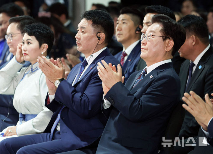 [울란바타르=뉴시스] 조성봉 기자 = 몽골을 국빈 방문한 이재명 대통령이 9일(현지 시간) 울란바타르 한 호텔에서 열린 한-몽 비즈니스 포럼에서 오흐나 후렐수흐 몽골 대통령과 함께 박수를 치고 있다. 2026.07.09. suncho21@newsis.com