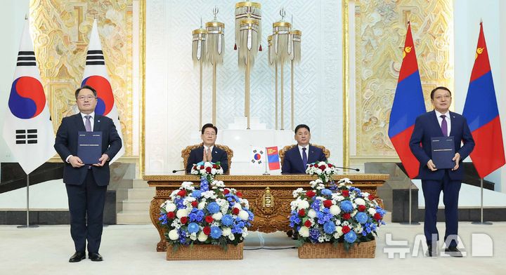 [울란바타르=뉴시스] 조성봉 기자 = 권민수 한국은행 부총재보와 산자아 나란초크트 몽골 중앙은행장이 지난 9일(현지 시간) 울란바타르 정부청사에서 이재명 대통령과 오흐나 후렐수흐 몽골 대통령이 임석한 가운데 한국은행과 몽골중앙은행 간 교류협력 및 기술지원에 관한 양해각서(MOU)를 체결한 뒤 기념촬영을 하고 있다. 2026.07.09. suncho21@newsis.com