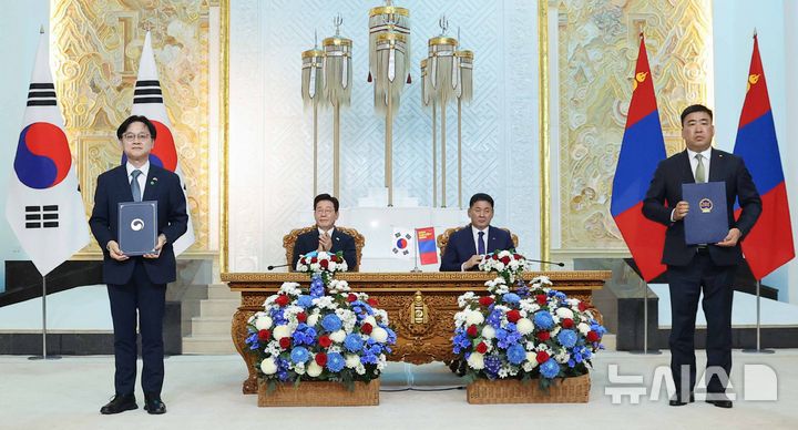 [울란바타르=뉴시스] 조성봉 기자 = 김정관 산업통상부 장관과 차강후 이데르바트 몽골 식량농업경공업부 장관이 9일(현지 시간) 울란바타르 정부청사에서 이재명 대통령과 오흐나 후렐수흐 몽골 대통령이 임석한 가운데 유통·물류 협력을 위한 양해각서(MOU)를 체결한 뒤 기념촬영을 하고 있다. 2026.07.09. suncho21@newsis.com