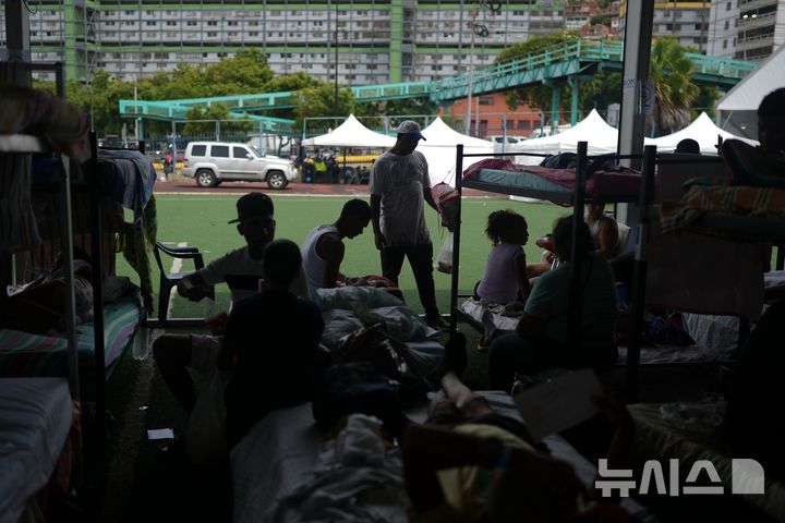 [라과이라=AP/뉴시스] 9일(현지 시간) 지진 피해 이재민들이 대피소로 사용 중인 베네수엘라 라과이라의 한 스포츠 센터에서 이재민 가족들이 생활하고 있다. 호르헤 로드리게스 국회의장은 강진으로 인한 사망자 수가 3889명에 이른다고 밝혔다. 2026.07.10.