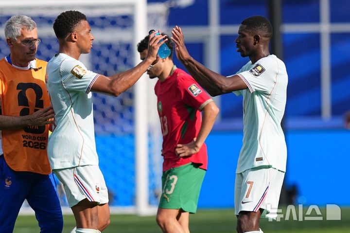[폭스버러=AP/뉴시스] 프랑스 남자 축구 대표팀의 킬리안 음바페와 우스만 뎀벨레. 2026.07.09.