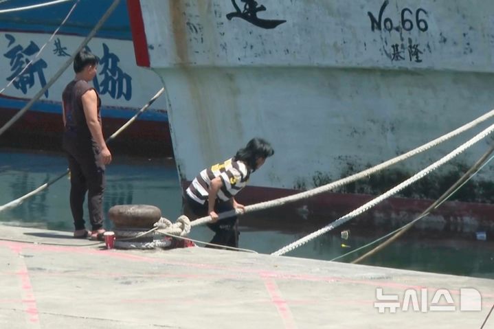 [신베이=AP/뉴시스] 9일(현지 시간) 대만 신베이시 항구에서 어민들이 제9호 태풍 '바비'의 접근에 대비해 선박을 단단히 결박하고 있다. 2026.07.10.