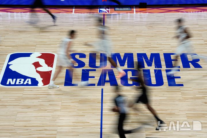 [라스베이거스=AP/뉴시스] 지난달 9일(현지시간) 라스베이거스에서 열린 NBA 서머리그 경기 후반전에 로스앤젤레스 클리퍼스와 새크라멘토 킹스가 경기를 치르고 있다.2026.07.09.