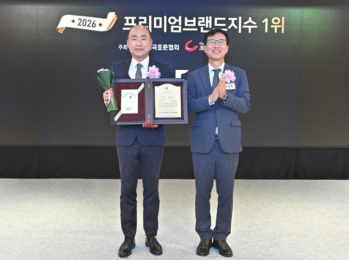 [서울=뉴시스] 엘리트학생복이 '2026 프리미엄브랜드지수(KS-PBI)' 학생복 부문 1위에 올랐다. 사진은 9일 열린 시상식에서 김남용 형지엘리트 엘리트사업본부장(왼쪽)이 문동민 한국표준협회장(오른쪽)과 기념촬영을 하는 모습. (사진=형지엘리트 제공) 2026.07.10. photo@newsis.com *재판매 및 DB 금지