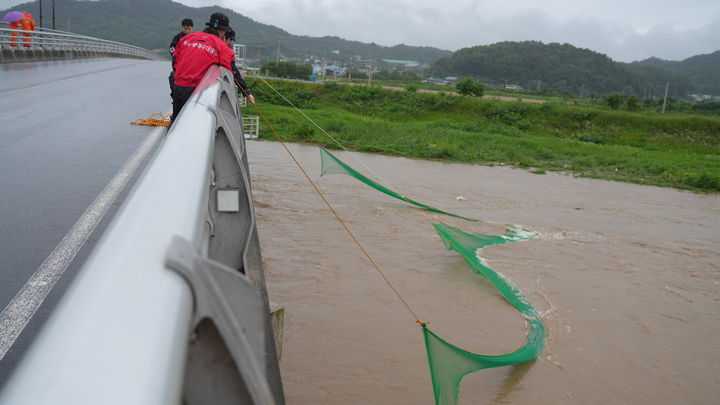 [영주=뉴시스] 경북 영주시 풍기읍 남원천에서 물에 빠져 실종된 70대를 찾기 위해 제2가흥교에서 유실망을 설치하고 있다. (사진=경북소방본부 제공) 2026.07.10. photo@newsis.com *재판매 및 DB 금지