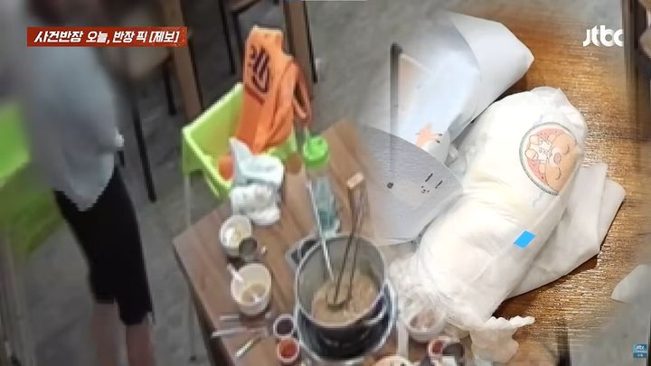[서울=뉴시스] 식사를 마친 손님이 테이블에 다 쓴 기저귀를 두고 갔다는 자영업자의 제보가 공개됐다. (사진=JTBC '사건반장' 캡처)
