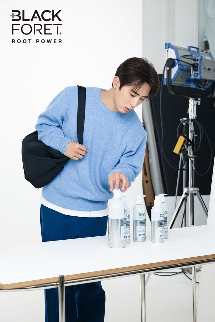 [서울=뉴시스] 애경산업의 탈모 케어 전문 브랜드 블랙포레가 배우 겸 크리에이터 김원훈을 국내 브랜드 모델로 발탁했다. (사진=애경산업 제공) 2026.07.10. photo@newsis.com *재판매 및 DB 금지