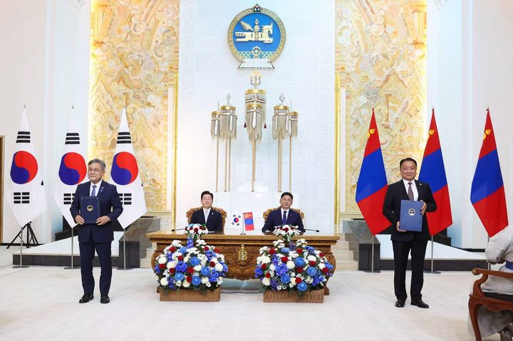 [서울=뉴시스] 지난 9일 몽골 정부청사에서 이뤄진 '몽골 문화·자연유산 보존을 위한 공동연구 양해각서' 체결식 (사진=국가유산청 제공) 2026.07.10. photo@newsis.com *재판매 및 DB 금지