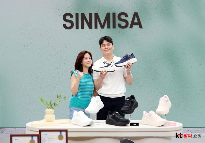 KT알파는 히트 브랜드 '신미사' 신상 운동화를 50% 할인 판매하는 '신미사 바로워크 다이얼 운동화' 첫 세일 론칭 방송을 11일 오전 8시40분대 내보낸다고 10일 밝혔다. *재판매 및 DB 금지