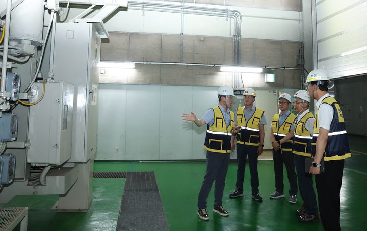 [세종=뉴시스]김동철 한전 사장(왼쪽에서 네번째)이 신문래변전소 345kV 변압기실에서 현장점검하는 모습이다.(사진= 한전 제공) *재판매 및 DB 금지